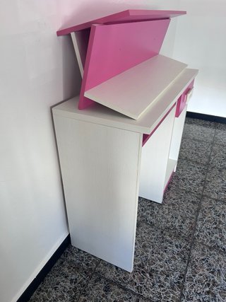 Escritorio infantil, estanterías y cabecero.