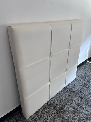 Escritorio infantil, estanterías y cabecero.