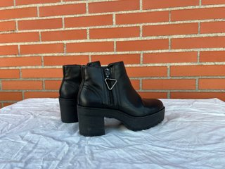 Botines negros piel plataforma tacón ancho Bershka
