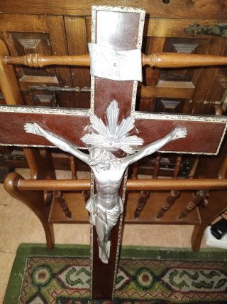Crucifijo antiguo de madera y metal