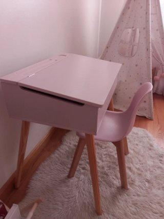 Pupitre infantil rosa con silla y alfombra