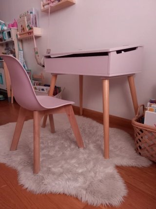 Pupitre infantil rosa con silla y alfombra