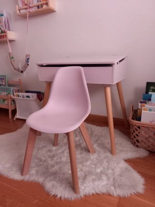 Pupitre infantil rosa con silla y alfombra
