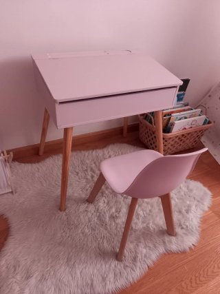 Pupitre infantil rosa con silla y alfombra