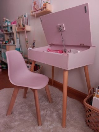 Pupitre infantil rosa con silla y alfombra