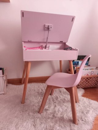 Pupitre infantil rosa con silla y alfombra