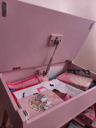 Pupitre infantil rosa con silla y alfombra