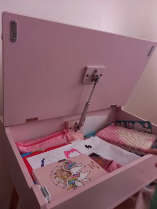 Pupitre infantil rosa con silla y alfombra