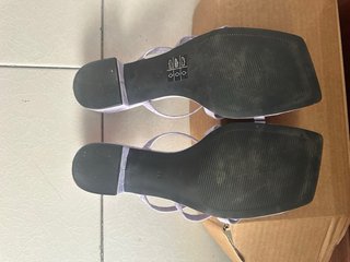 Sandalias moradas tacón cuadrado