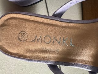 Sandalias moradas tacón cuadrado
