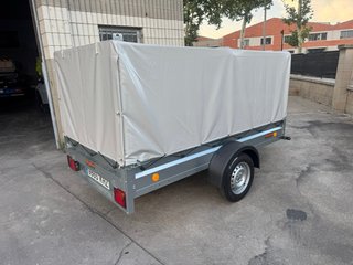 Remolque de carga con lona