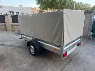 Remolque de carga con lona