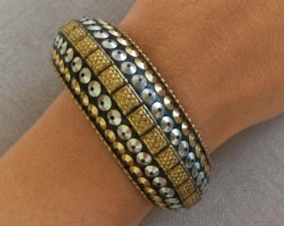 Pulsera dorada y plateada con adornos
