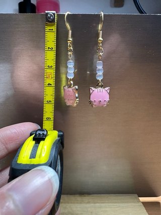 Orecchini gatto rosa con perline