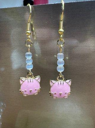 Orecchini gatto rosa con perline
