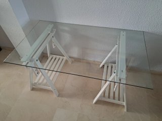 Escritorio cristal y caballetes madera blanco