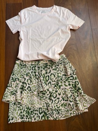 Falda corta con estampado animal print.