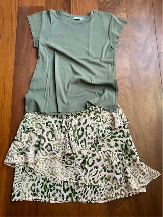 Falda corta con estampado animal print.