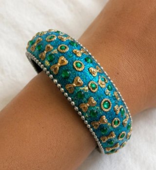 Pulsera azul con detalles verdes y dorados