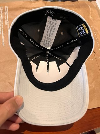 Gorra Oakley beige