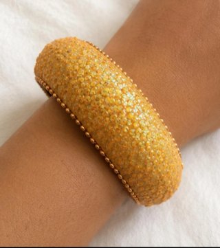 Pulsera dorada con abalorios