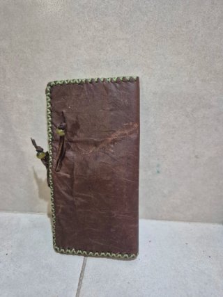 Monedero de piel con diseño de huellas