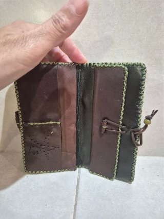 Monedero de piel con diseño de huellas