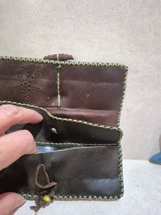Monedero de piel con diseño de huellas