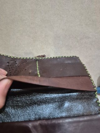 Monedero de piel con diseño de huellas