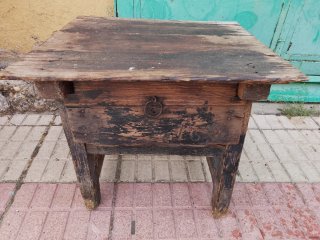 Mesa antigua pequeña de madera