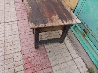 Mesa antigua pequeña de madera