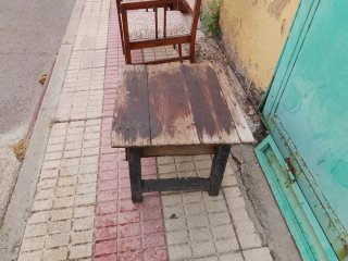 Mesa antigua pequeña de madera