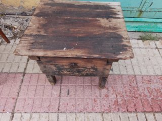 Mesa antigua pequeña de madera