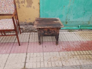 Mesa antigua pequeña de madera