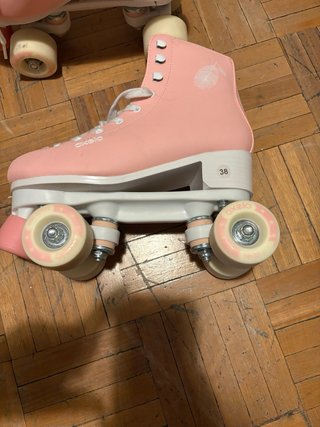 Patines rosas sin estrenar + casco