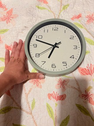 Reloj de pared gris y blanco
