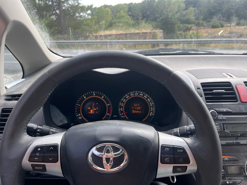 Toyota Auris 2011 - foto 1