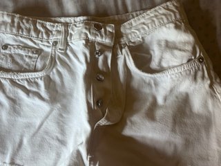 Pantalón corto blanco desgarrado