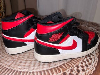 Air Jordan 1 Mid Chicago Negro Rojo