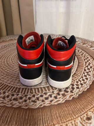 Air Jordan 1 Mid Chicago Negro Rojo