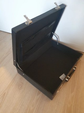 Maletín clásico negro con combinación numérica