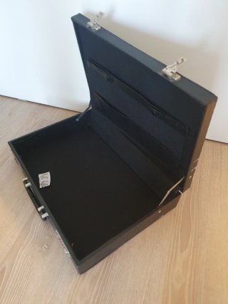 Maletín clásico negro con combinación numérica