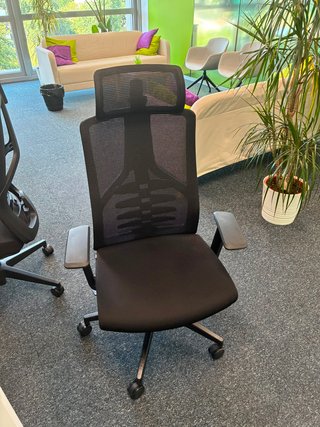 Silla de oficina ergonómica negra