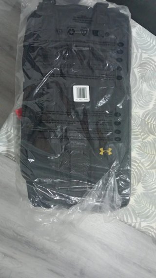 Mochila Under Armour 40L Negra y Dorada