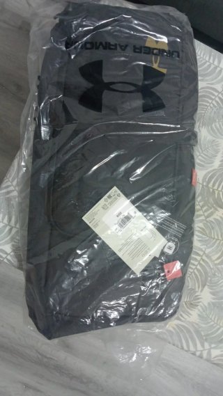 Mochila Under Armour 40L Negra y Dorada