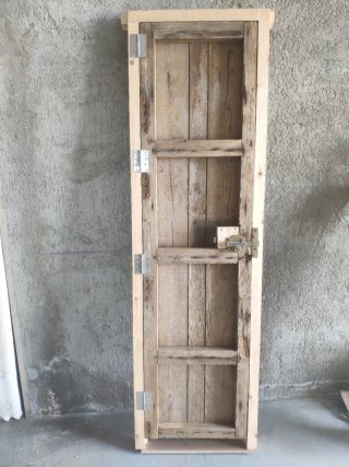 Puerta rústica antigua de madera