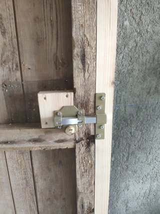 Puerta rústica antigua de madera