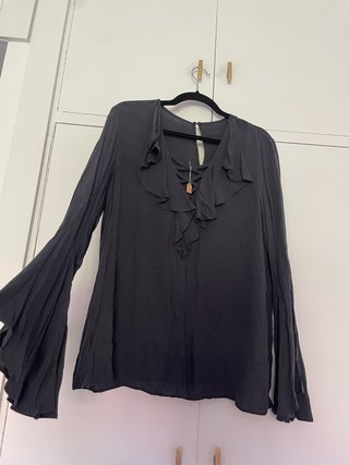 Camisa de seda negra con volantes