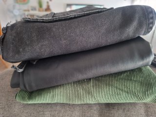 Lote Ropa: Peto Verde y Falda Negra y peto negro