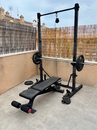 Panca pesi e rack per palestra con pesi